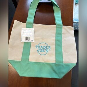 Trader Joe’s Mini Tote 💚 in GREEN 💚 NWT